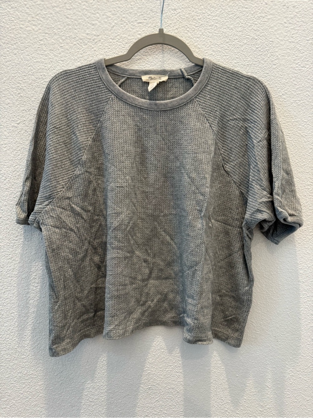 Madewell gray short-sleeve waffle knit top with a crew neckline & raglan sleeves